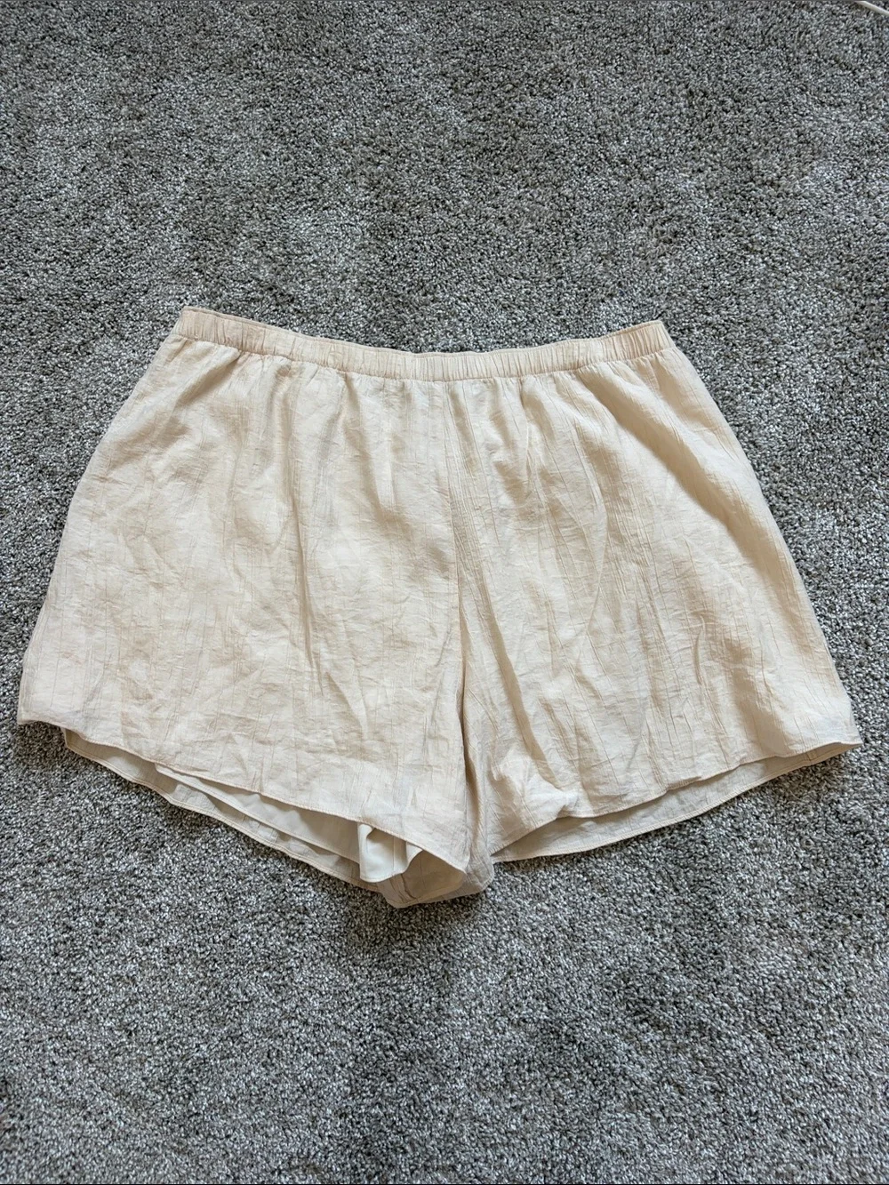 Abercrombie Crinkle High Waist Flowy Shorts in Cream - XL